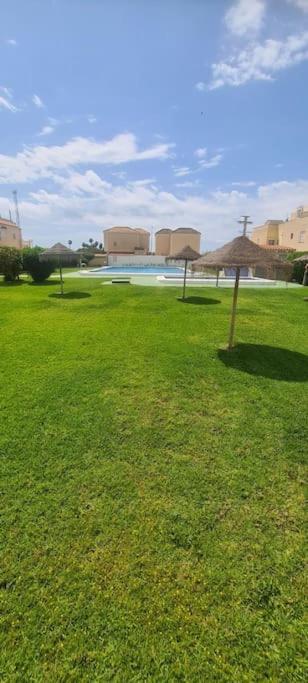 Bungalow Avec Piscine Torrevieja Exterior foto