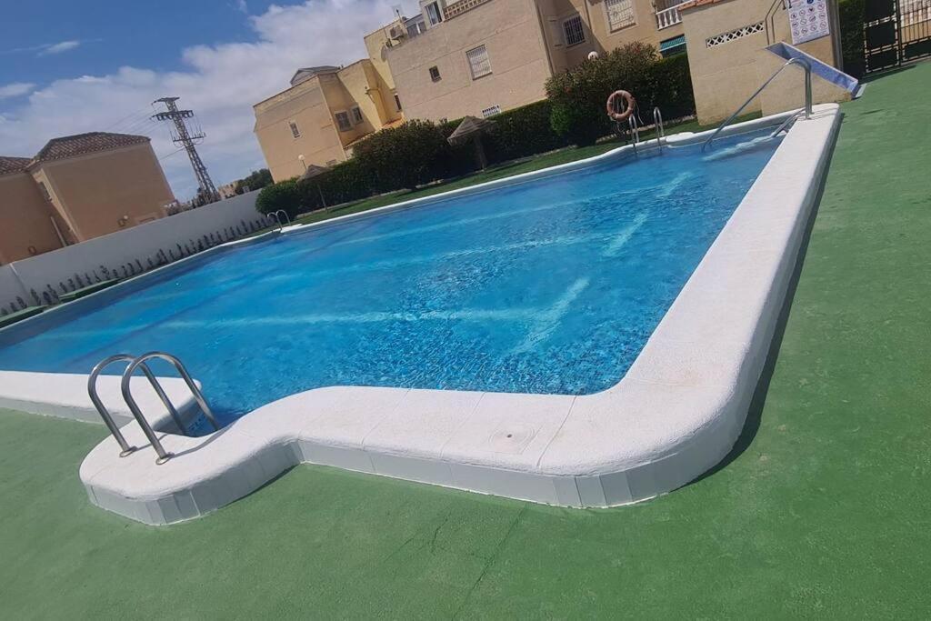 Bungalow Avec Piscine Torrevieja Exterior foto